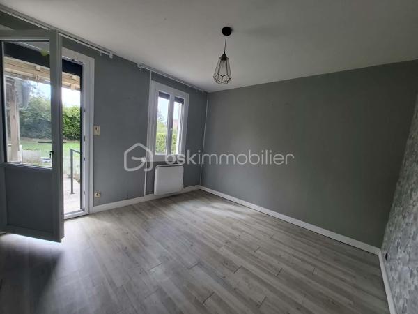 Située à proximité des commodités, cette maison vous séduira par son environnement calme et apaisant, sans vis-à-vis et à l’abri des nuisances routières.

Au rez-de-chaussée, vous découvrirez un séjour lumineux et chaleureux, agrémenté d’un poêle à granulés, idéal pour profiter de moments conviviaux. La cuisine, à remettre au goût du jour, offre une belle possibilité de personnalisation selon vos envies. Une salle d’eau récente, une chambre au rez-de-chaussée ainsi que des WC séparés complètent ce niveau.

À l’étage, un premier escalier dessert une chambre ainsi qu’une pièce plus petite, pouvant facilement être aménagée en dressing, bureau ou espace de rangement.

Un second escalier mène à un espace indépendant, offrant de nombreuses possibilités d’aménagement : création d’un espace nuit supplémentaire, d’un bureau, d’une salle de jeux ou encore d’un atelier créatif.

À l’extérieur, vous profiterez d’une dépendance, d’un carport et d’un jardin clos, parfait pour savourer pleinement les beaux jours en toute tranquillité.

Cette maison n’attend plus que vous pour révéler tout son potentiel et être embellie et personnalisée selon vos goûts et vos envies.

Une visite s’impose pour découvrir tout ce qu’elle a à offrir !