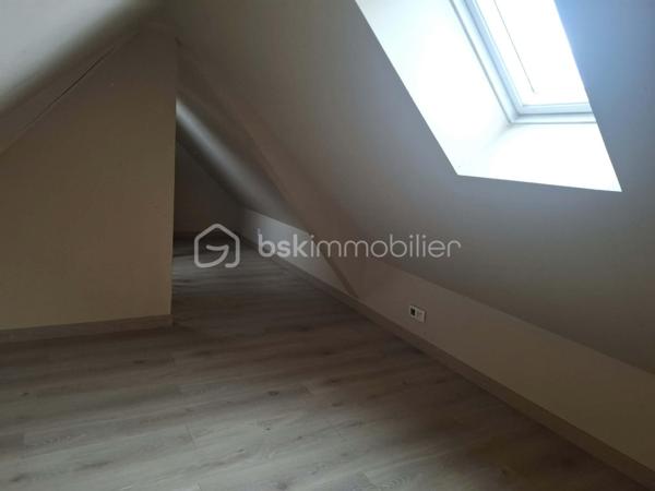 Située à proximité des commodités, cette maison vous séduira par son environnement calme et apaisant, sans vis-à-vis et à l’abri des nuisances routières.

Au rez-de-chaussée, vous découvrirez un séjour lumineux et chaleureux, agrémenté d’un poêle à granulés, idéal pour profiter de moments conviviaux. La cuisine, à remettre au goût du jour, offre une belle possibilité de personnalisation selon vos envies. Une salle d’eau récente, une chambre au rez-de-chaussée ainsi que des WC séparés complètent ce niveau.

À l’étage, un premier escalier dessert une chambre ainsi qu’une pièce plus petite, pouvant facilement être aménagée en dressing, bureau ou espace de rangement.

Un second escalier mène à un espace indépendant, offrant de nombreuses possibilités d’aménagement : création d’un espace nuit supplémentaire, d’un bureau, d’une salle de jeux ou encore d’un atelier créatif.

À l’extérieur, vous profiterez d’une dépendance, d’un carport et d’un jardin clos, parfait pour savourer pleinement les beaux jours en toute tranquillité.

Cette maison n’attend plus que vous pour révéler tout son potentiel et être embellie et personnalisée selon vos goûts et vos envies.

Une visite s’impose pour découvrir tout ce qu’elle a à offrir !