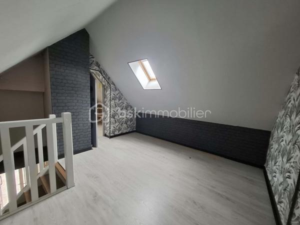 Située à proximité des commodités, cette maison vous séduira par son environnement calme et apaisant, sans vis-à-vis et à l’abri des nuisances routières.

Au rez-de-chaussée, vous découvrirez un séjour lumineux et chaleureux, agrémenté d’un poêle à granulés, idéal pour profiter de moments conviviaux. La cuisine, à remettre au goût du jour, offre une belle possibilité de personnalisation selon vos envies. Une salle d’eau récente, une chambre au rez-de-chaussée ainsi que des WC séparés complètent ce niveau.

À l’étage, un premier escalier dessert une chambre ainsi qu’une pièce plus petite, pouvant facilement être aménagée en dressing, bureau ou espace de rangement.

Un second escalier mène à un espace indépendant, offrant de nombreuses possibilités d’aménagement : création d’un espace nuit supplémentaire, d’un bureau, d’une salle de jeux ou encore d’un atelier créatif.

À l’extérieur, vous profiterez d’une dépendance, d’un carport et d’un jardin clos, parfait pour savourer pleinement les beaux jours en toute tranquillité.

Cette maison n’attend plus que vous pour révéler tout son potentiel et être embellie et personnalisée selon vos goûts et vos envies.

Une visite s’impose pour découvrir tout ce qu’elle a à offrir !