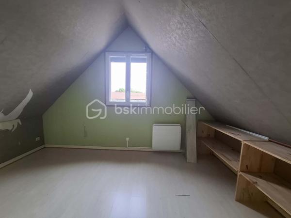 Située à proximité des commodités, cette maison vous séduira par son environnement calme et apaisant, sans vis-à-vis et à l’abri des nuisances routières.

Au rez-de-chaussée, vous découvrirez un séjour lumineux et chaleureux, agrémenté d’un poêle à granulés, idéal pour profiter de moments conviviaux. La cuisine, à remettre au goût du jour, offre une belle possibilité de personnalisation selon vos envies. Une salle d’eau récente, une chambre au rez-de-chaussée ainsi que des WC séparés complètent ce niveau.

À l’étage, un premier escalier dessert une chambre ainsi qu’une pièce plus petite, pouvant facilement être aménagée en dressing, bureau ou espace de rangement.

Un second escalier mène à un espace indépendant, offrant de nombreuses possibilités d’aménagement : création d’un espace nuit supplémentaire, d’un bureau, d’une salle de jeux ou encore d’un atelier créatif.

À l’extérieur, vous profiterez d’une dépendance, d’un carport et d’un jardin clos, parfait pour savourer pleinement les beaux jours en toute tranquillité.

Cette maison n’attend plus que vous pour révéler tout son potentiel et être embellie et personnalisée selon vos goûts et vos envies.

Une visite s’impose pour découvrir tout ce qu’elle a à offrir !