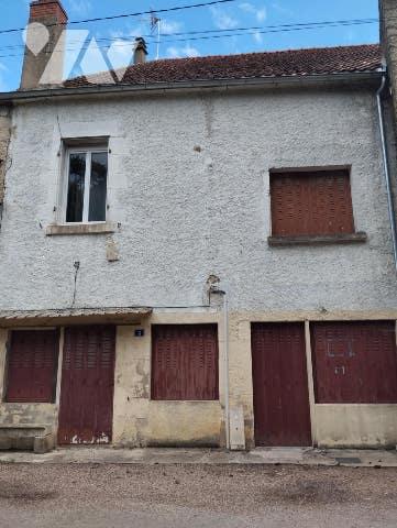 Une maison d'habitation. 2 logements.