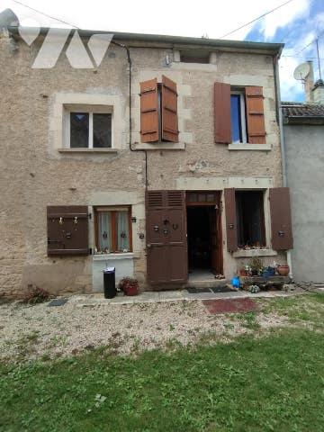 Une maison d'habitation. 2 logements.