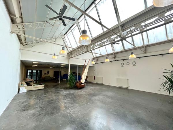 À VENDRE LOCAUX PROFESSIONNELS + BUREAU AU COEUR DE CROIX - 1046 M2