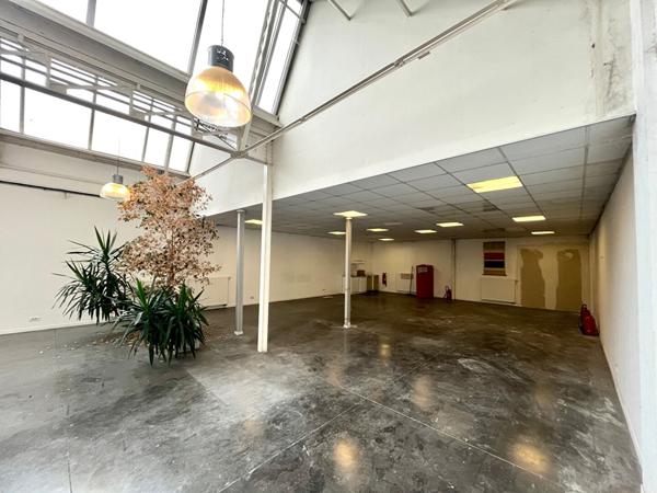 À VENDRE LOCAUX PROFESSIONNELS + BUREAU AU COEUR DE CROIX - 1046 M2
