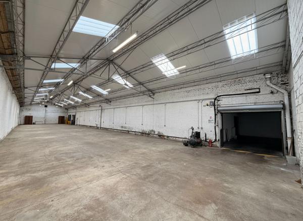 À VENDRE LOCAUX PROFESSIONNELS + BUREAU AU COEUR DE CROIX - 1046 M2