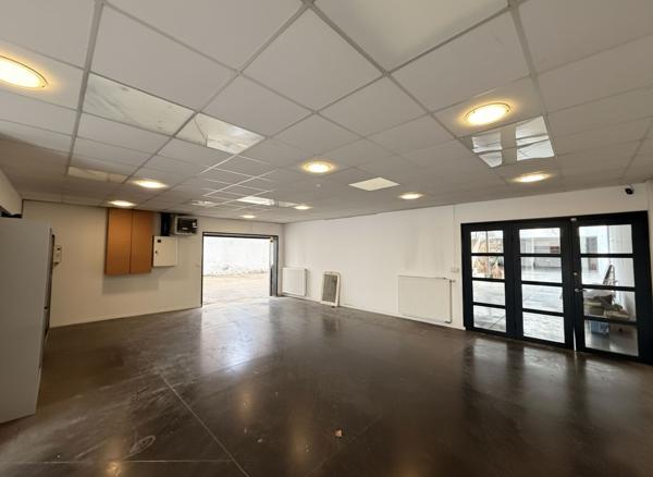 À VENDRE LOCAUX PROFESSIONNELS + BUREAU AU COEUR DE CROIX - 1046 M2