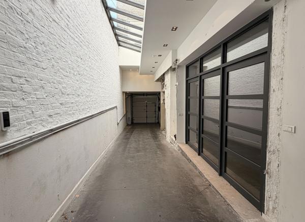 À VENDRE LOCAUX PROFESSIONNELS + BUREAU AU COEUR DE CROIX - 1046 M2