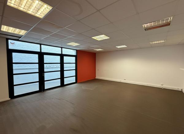 À VENDRE LOCAUX PROFESSIONNELS + BUREAU AU COEUR DE CROIX - 1046 M2