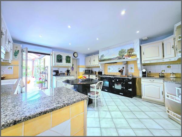 MAISON 306 M2 PISCINABLE 2312 M2 DE TERRAIN DIVISABLE