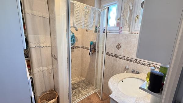 Saint-Sylvestre-Pragoulin (63310) Viager occupé Monsieur 79 ans et Madame 74 ans - Propriété avec maison principale et maison secondaire, dépend