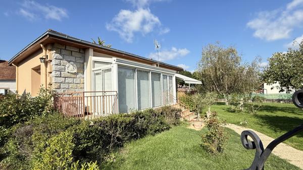 Saint-Sylvestre-Pragoulin (63310) Viager occupé Monsieur 79 ans et Madame 74 ans - Propriété avec maison principale et maison secondaire, dépend