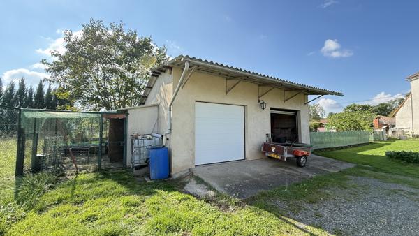 Saint-Sylvestre-Pragoulin (63310) Viager occupé Monsieur 79 ans et Madame 74 ans - Propriété avec maison principale et maison secondaire, dépend