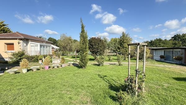Saint-Sylvestre-Pragoulin (63310) Viager occupé Monsieur 79 ans et Madame 74 ans - Propriété avec maison principale et maison secondaire, dépend