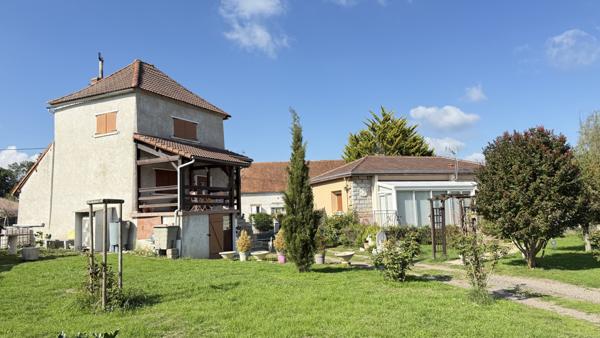 Saint-Sylvestre-Pragoulin (63310) Viager occupé Monsieur 79 ans et Madame 74 ans - Propriété avec maison principale et maison secondaire, dépend