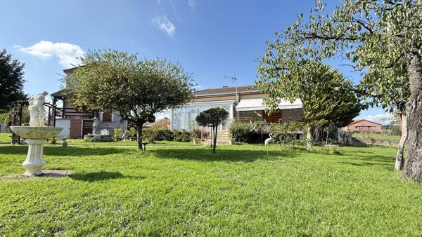 Saint-Sylvestre-Pragoulin (63310) Viager occupé Monsieur 79 ans et Madame 74 ans - Propriété avec maison principale et maison secondaire, dépend