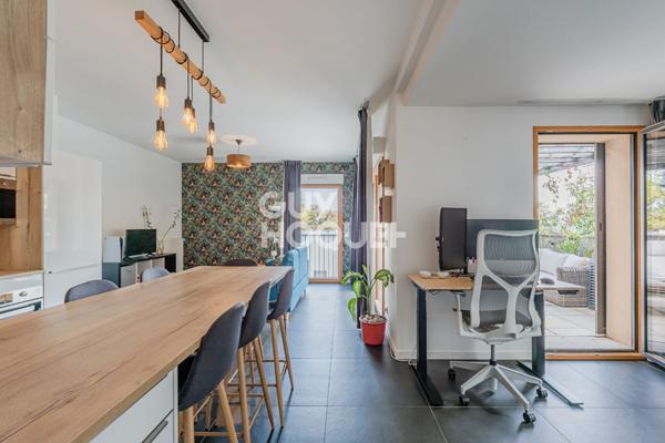 Appartement avec une terrasse et vue Fourvière dégagée- garage PMR + standard