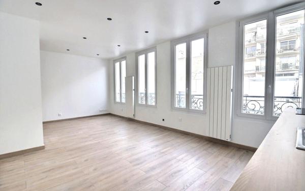 Immeuble à vendre    235 m2 Paris 18