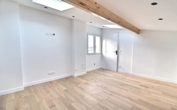 Immeuble à vendre    235 m2 Paris 18