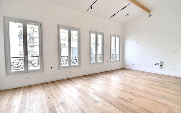 Immeuble à vendre    235 m2 Paris 18