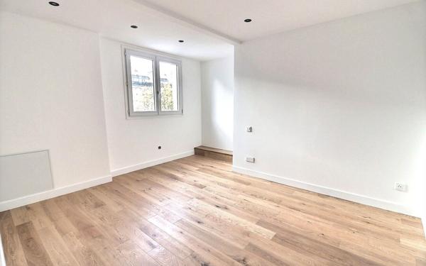 Immeuble à vendre    235 m2 Paris 18