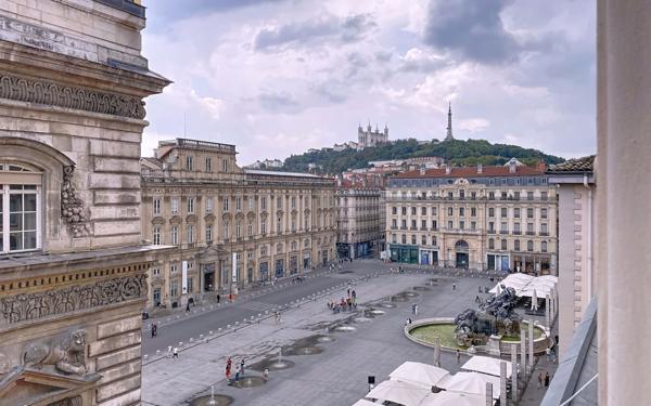 Appartement à vendre    2 pièces • 58 m2 Lyon 1