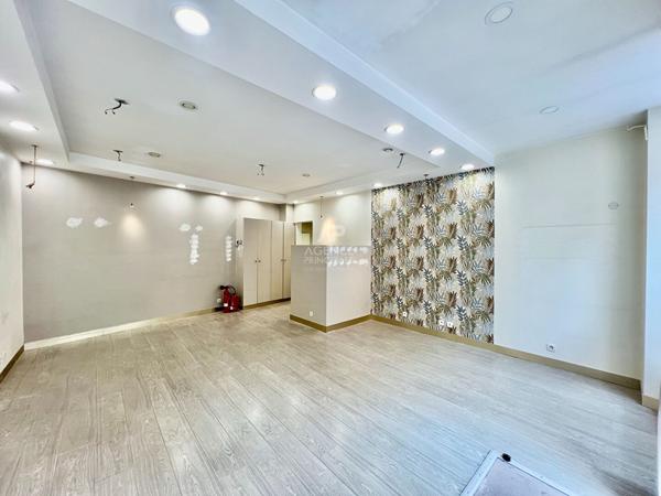 "Versailles Notre Dame" Superbe local commercial/bureau - 32.59 m² carrez ! Loyer 1 600 €/mois charges comprises **  - Référence  26269