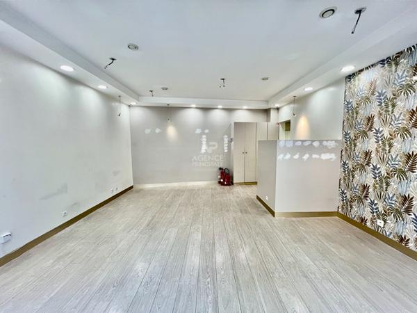 "Versailles Notre Dame" Superbe local commercial/bureau - 32.59 m² carrez ! Loyer 1 600 €/mois charges comprises **  - Référence  26269