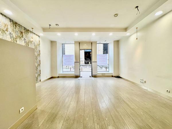 "Versailles Notre Dame" Superbe local commercial/bureau - 32.59 m² carrez ! Loyer 1 600 €/mois charges comprises **  - Référence  26269