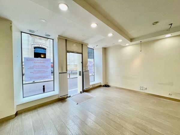 "Versailles Notre Dame" Superbe local commercial/bureau - 32.59 m² carrez ! Loyer 1 600 €/mois charges comprises **  - Référence  26269