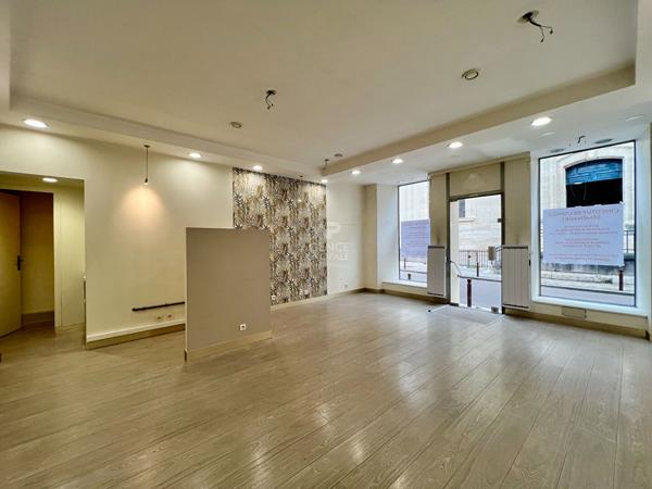 "Versailles Notre Dame" Superbe local commercial/bureau - 32.59 m² carrez ! Loyer 1 600 €/mois charges comprises **  - Référence  26269