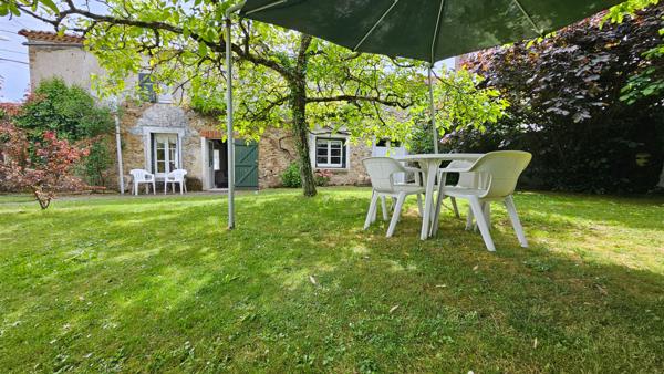 Maison en pierres, 4 chambres, au coeur du bourg des Sorinières avec dépendance 35 m2 - L'Agence Locale