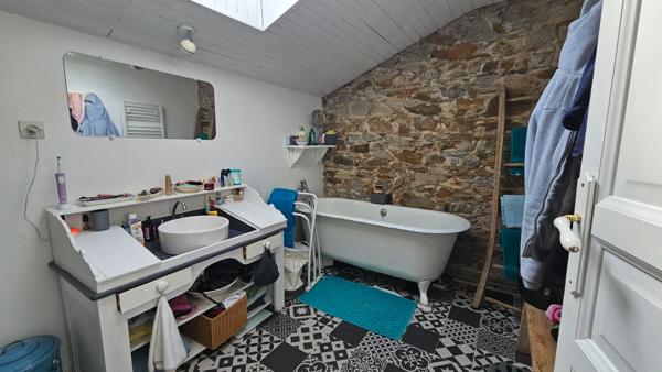 Maison en pierres, 4 chambres, au coeur du bourg des Sorinières avec dépendance 35 m2 - L'Agence Locale