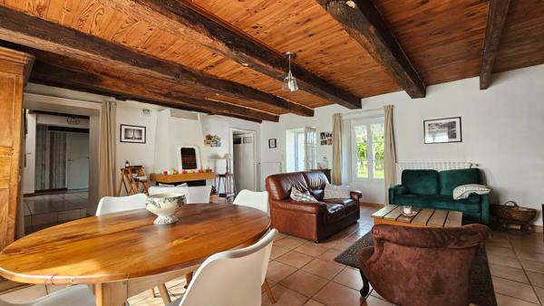 Maison en pierres, 4 chambres, au coeur du bourg des Sorinières avec dépendance 35 m2 - L'Agence Locale