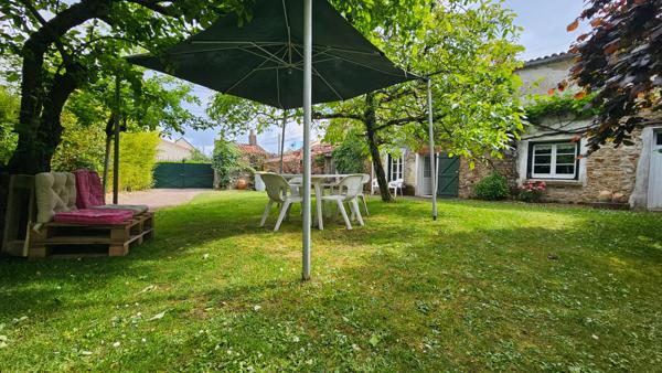 Maison en pierres, 4 chambres, au coeur du bourg des Sorinières avec dépendance 35 m2 - L'Agence Locale