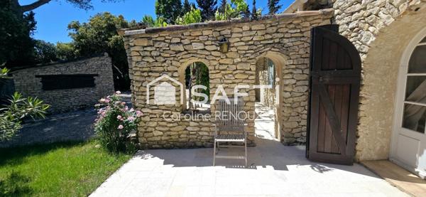 Bergerie du XVII -ème avec grand terrain- piscine- terrain de tennis- abris voitures