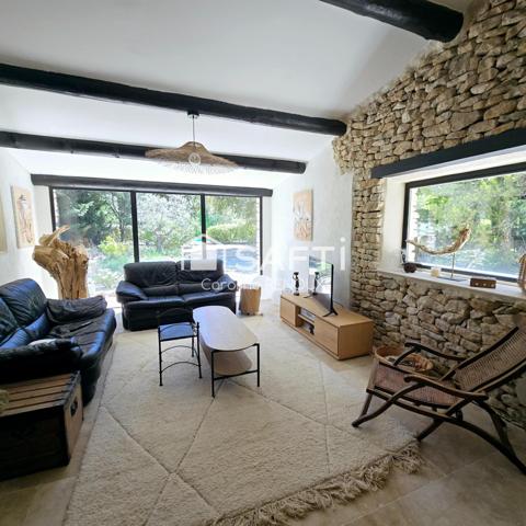 Bergerie du XVII -ème avec grand terrain- piscine- terrain de tennis- abris voitures