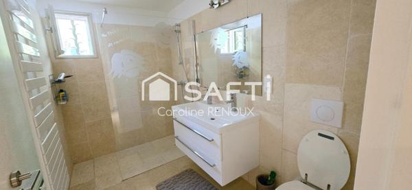 Bergerie du XVII -ème avec grand terrain- piscine- terrain de tennis- abris voitures