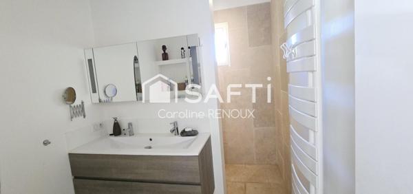 Bergerie du XVII -ème avec grand terrain- piscine- terrain de tennis- abris voitures