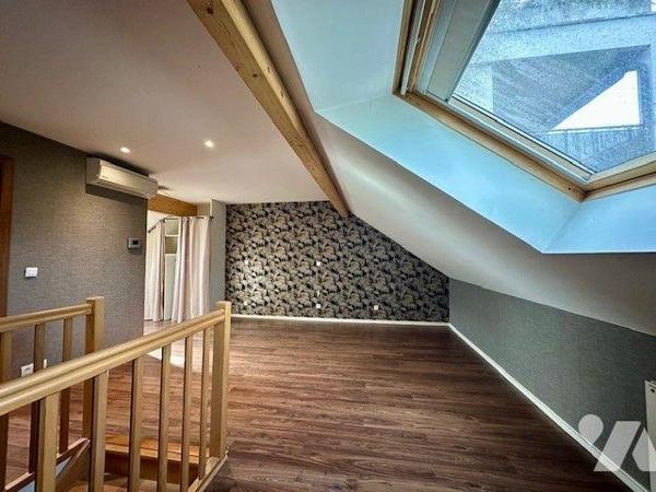 RARE A LA VENTE,
Superbe appartement triplex avec jardin et terrasse à Chambéry.

Dans un qu...