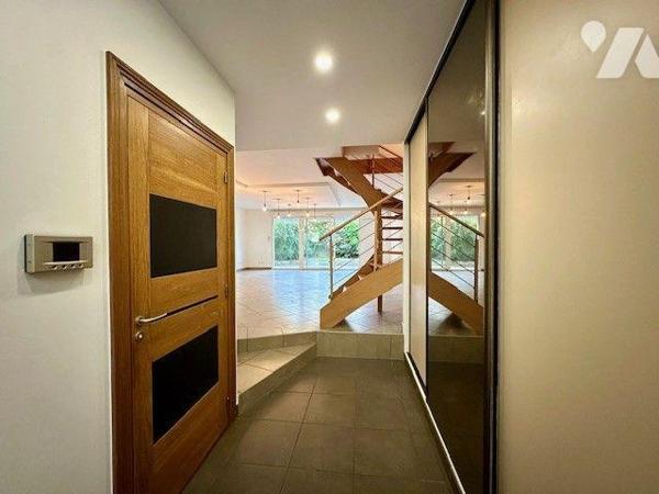 RARE A LA VENTE,
Superbe appartement triplex avec jardin et terrasse à Chambéry.

Dans un qu...