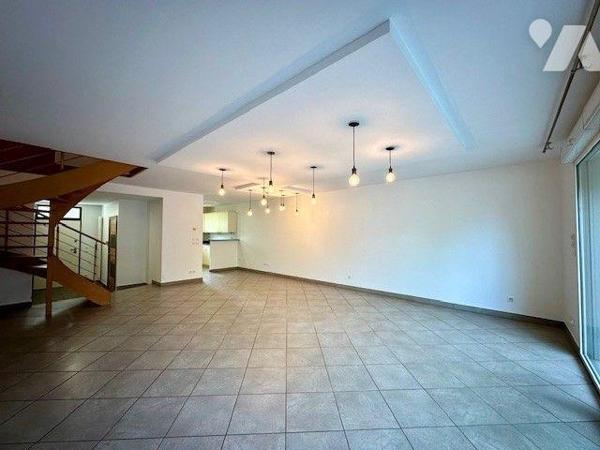 RARE A LA VENTE,
Superbe appartement triplex avec jardin et terrasse à Chambéry.

Dans un qu...