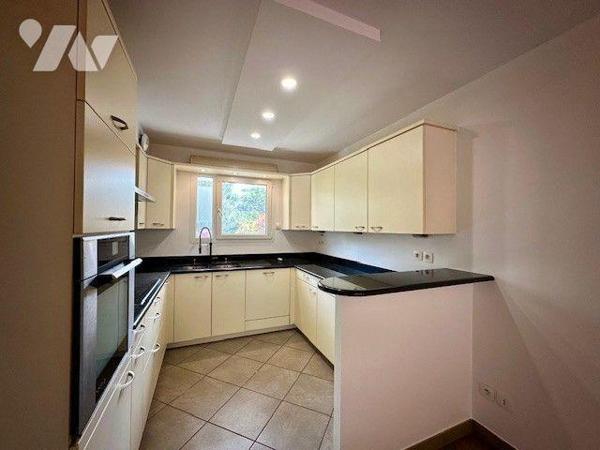 RARE A LA VENTE,
Superbe appartement triplex avec jardin et terrasse à Chambéry.

Dans un qu...