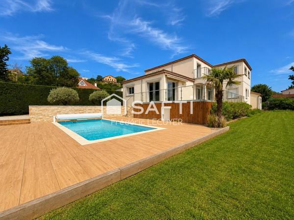 CHÂTEAUGAY – VILLA D'EXCEPTION AVEC VUE PANORAMIQUE ET ESPACES DE VIE REMARQUABLES