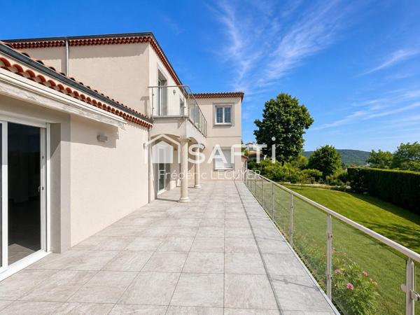 CHÂTEAUGAY – VILLA D'EXCEPTION AVEC VUE PANORAMIQUE ET ESPACES DE VIE REMARQUABLES