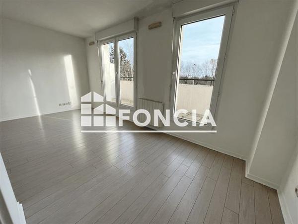 Location Studio 37.5 m² - 5 RUE SIMONE DE BEAUVOIR Elancourt 78990