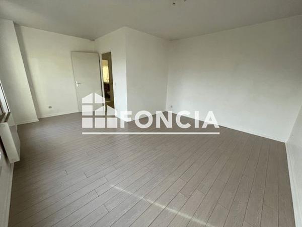 Location Studio 37.5 m² - 5 RUE SIMONE DE BEAUVOIR Elancourt 78990