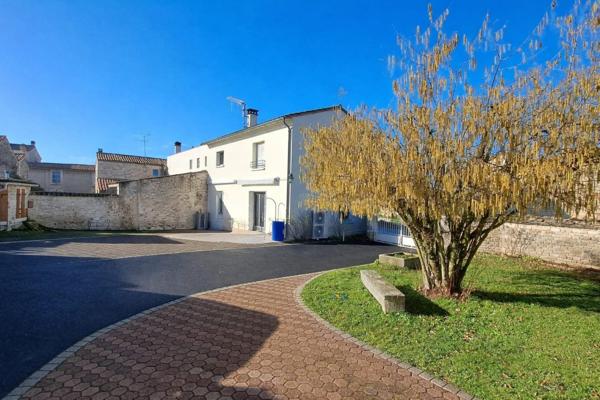 Située à Prahecq, cette maison charmante bénéficie d'un emplacement idéal à proximité des commerces et des écoles, offrant un cadre de vie pratique et familial.