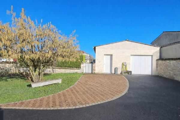 Située à Prahecq, cette maison charmante bénéficie d'un emplacement idéal à proximité des commerces et des écoles, offrant un cadre de vie pratique et familial.