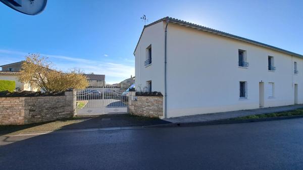 Située à Prahecq, cette maison charmante bénéficie d'un emplacement idéal à proximité des commerces et des écoles, offrant un cadre de vie pratique et familial.