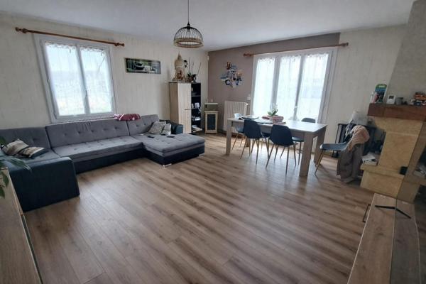 Située à Prahecq, cette maison charmante bénéficie d'un emplacement idéal à proximité des commerces et des écoles, offrant un cadre de vie pratique et familial.